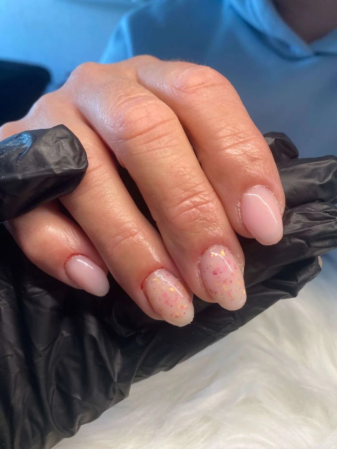 Nude nagels met glitter accent