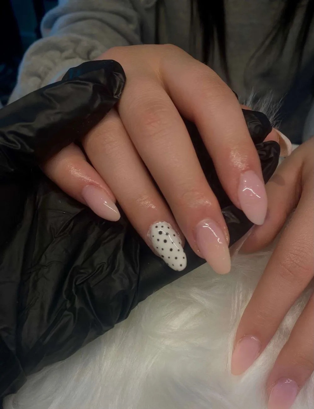 Nude nagels met polkadot design