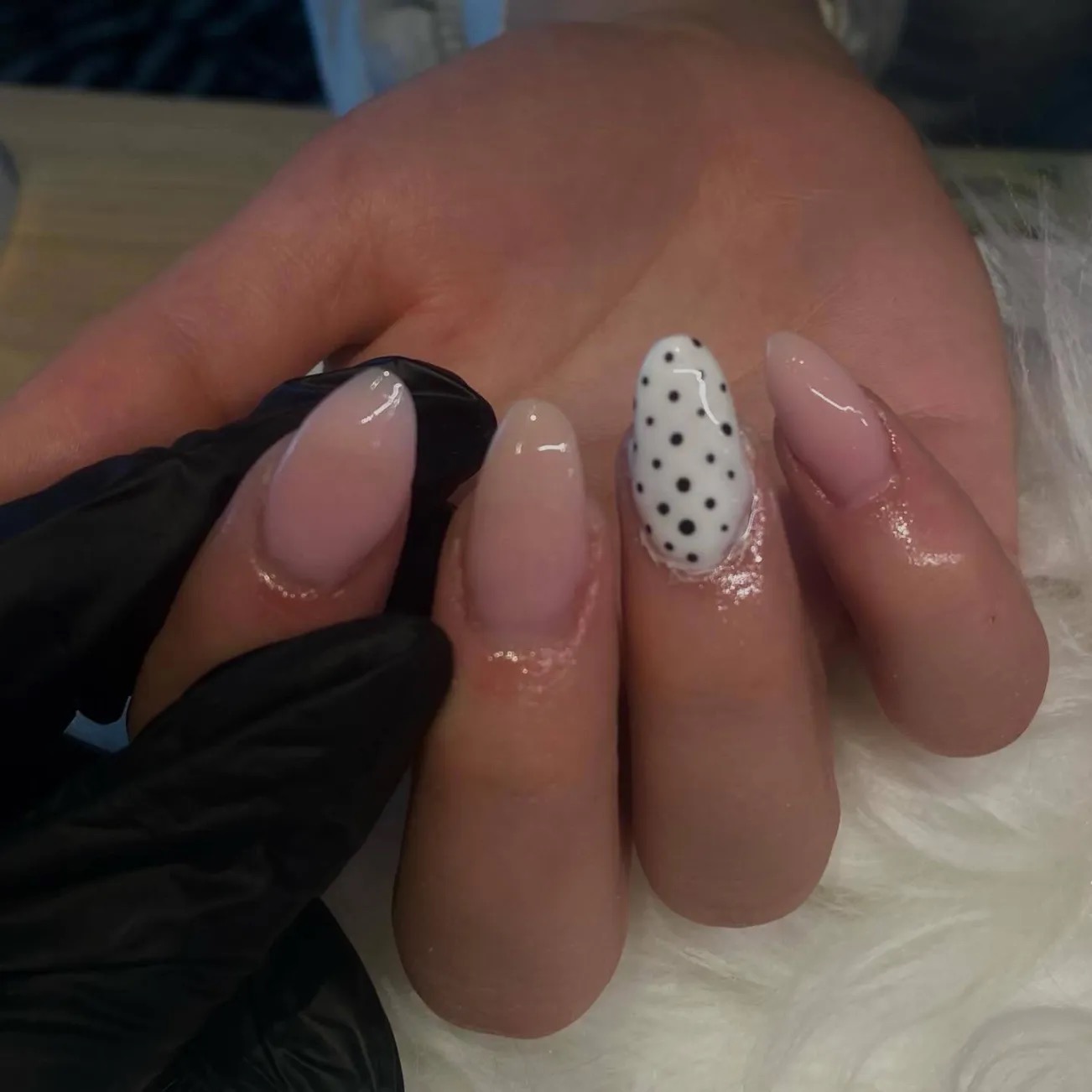 Nude nagels met polkadot accent