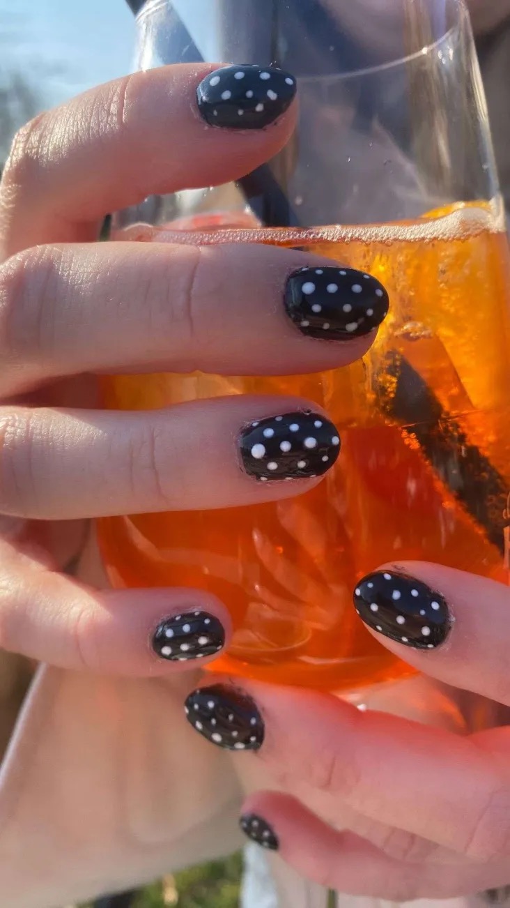 Zwarte polkadot nagels